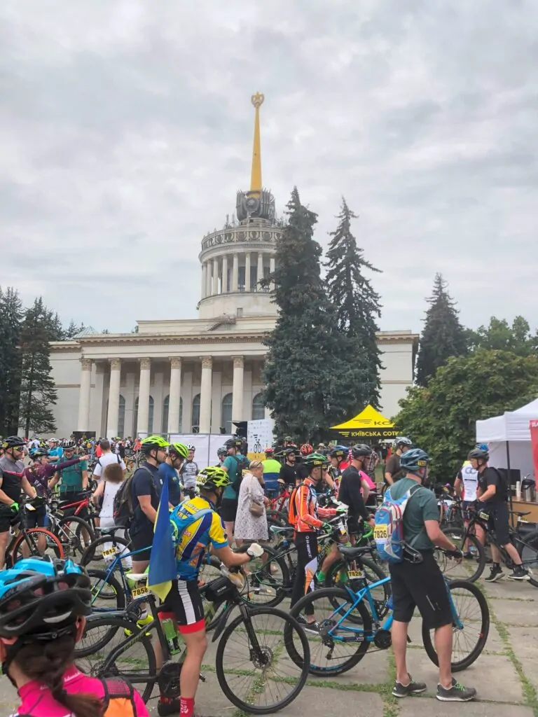 Хелсі батончики EatMe стали спонсором наймастабніших велоперегонів країни – «Київська Сотка» 2023