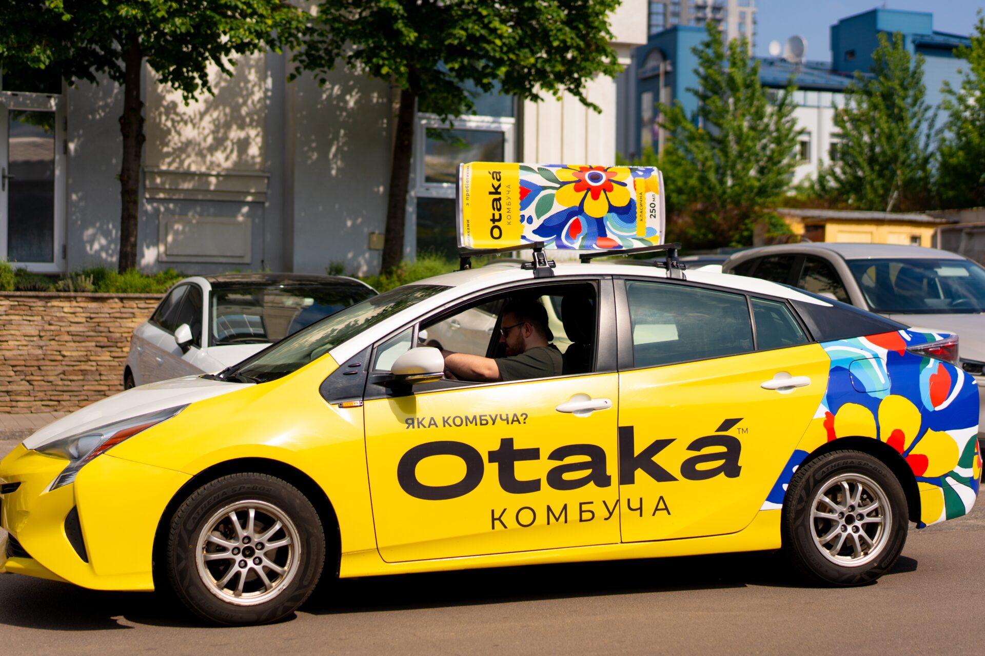 Otaka Комбуча та Uklon Ads запустили колаборацію: діджитал-скіни, арт-автомобілі та семплінг під час поїздки